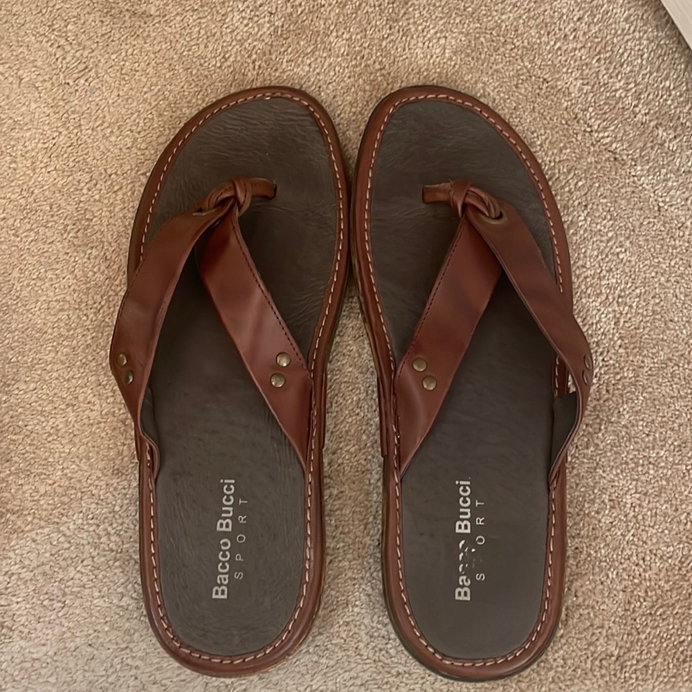 Men’s brown leather flip flops sandal size 10 Bacco Bucci